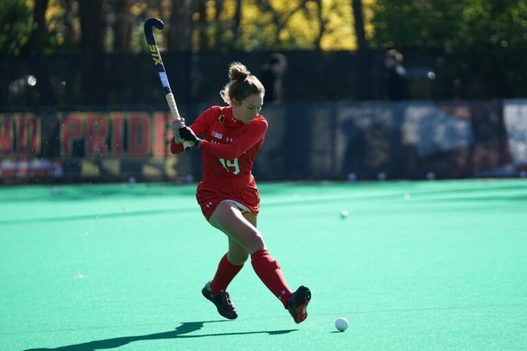 Jugadora de hockey sobre césped conduciendo la bocha