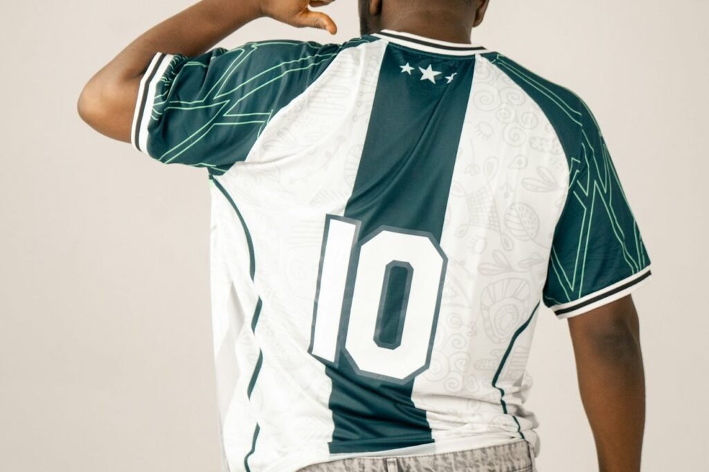Jugador de espaldas con una camiseta retro número 10