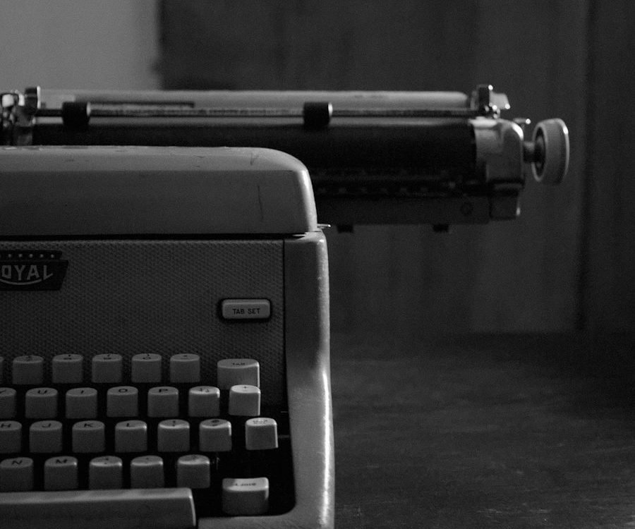 Máquina de escribir antigua en blanco y negro
