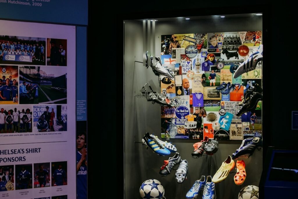 Vitrina de museo con botines, pelotas y recuerdos de fútbol