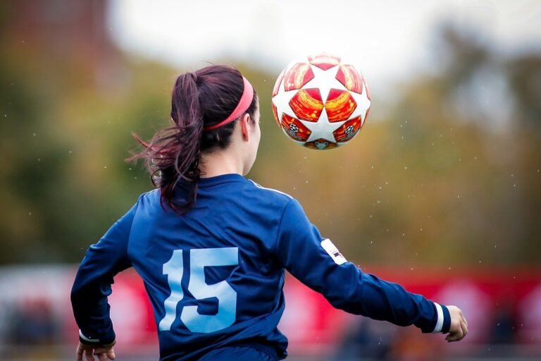 Futbolista cabeceando la pelota durante un partido