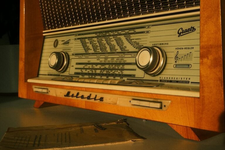 Radio antigua de madera con perillas y dial iluminado